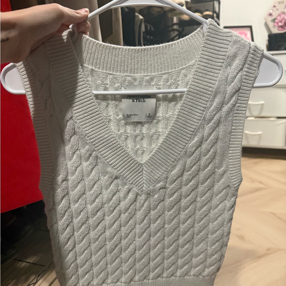 Abercrombie & Fitch Cream Cable-Knit V-Neck Sweater Vest